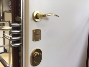 cerradura en puerta